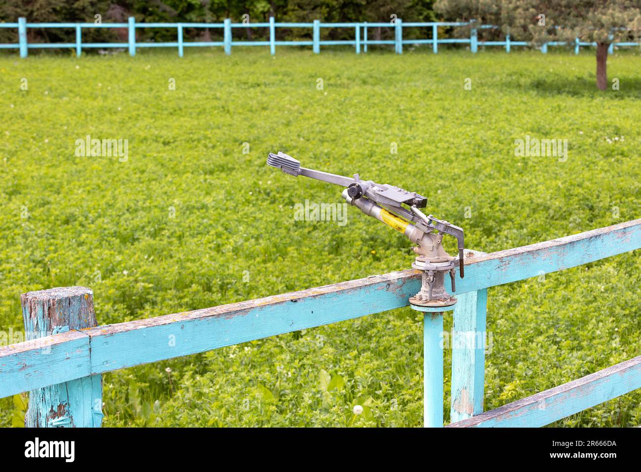 Automatischer Industriesprinkler für die großflächige Rasenbewässerung. Stockfoto