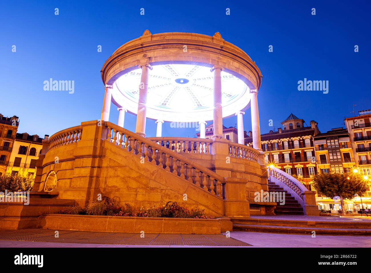 Nachtsicht auf den Hauptplatz von Pamplona, Plaza del Castillo, Navarra Spanien Stockfoto