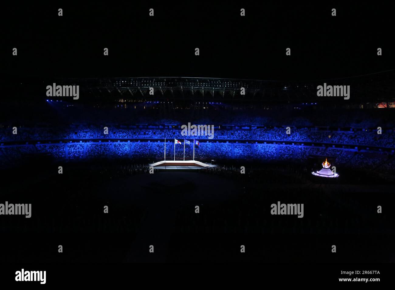 8. AUGUST 2021 - Tokio, Japan: Die französische Flagge wird während der Abschlusszeremonie der Olympischen Spiele 2020 in Tokio im Olympiastadion gehisst (Foto: Mickael Chavet/RX) Stockfoto