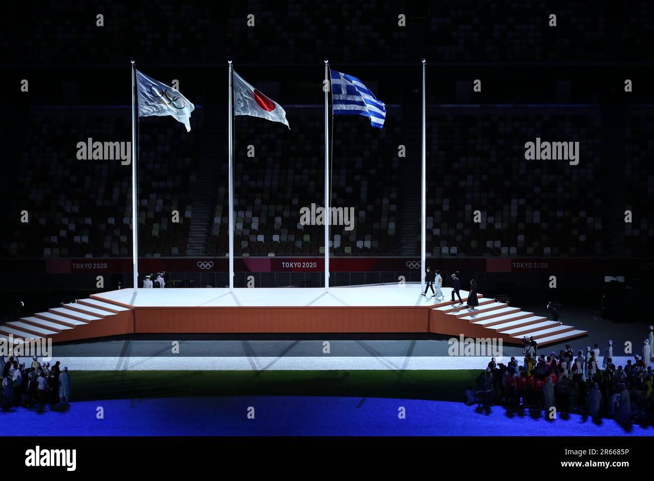 8. AUGUST 2021 - Tokio, Japan: Bürgermeisterin von Paris Anne Hidalgo (R) während der Abschlusszeremonie der Olympischen Spiele 2020 in Tokio im Olympiastadion (Foto: Mickael Chavet/RX) Stockfoto