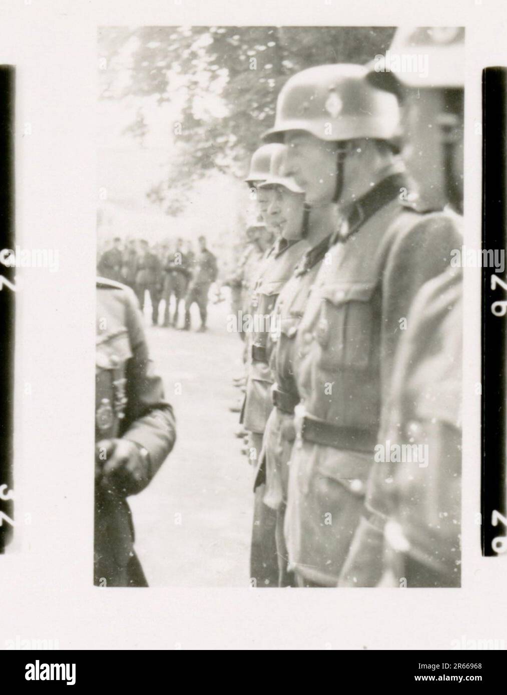 SS-Fotograf Bergmann, Johannes, Leibstandarte Adolf Hitler, Frankreich 1940 Bivouac und tägliche Feldaktivitäten; deutsche Gräber; mit Flüchtlingen trainieren; Infanterie marschieren; französische Truppen und Kriegsgefangene aufgeben; kleine und große Flugabwehreinheit; französischer Flugplatz mit Kampfflugzeugen besetzt; französisches Stabfahrzeug mit Papieren und Karten gefangen; Zeremonie mit Sepp Dietrich, Fotos von einzelnen Auszeichnern und Mitgliedern der Einheit, Aktivitäten nach dem Waffenstillstand, wie z. B. Fahrzeugwartung, Entspannung der Einheitenmitglieder, körperliches Training der Einheit und andere alltägliche Aufgaben, Landschaftsaufnahmen o Stockfoto