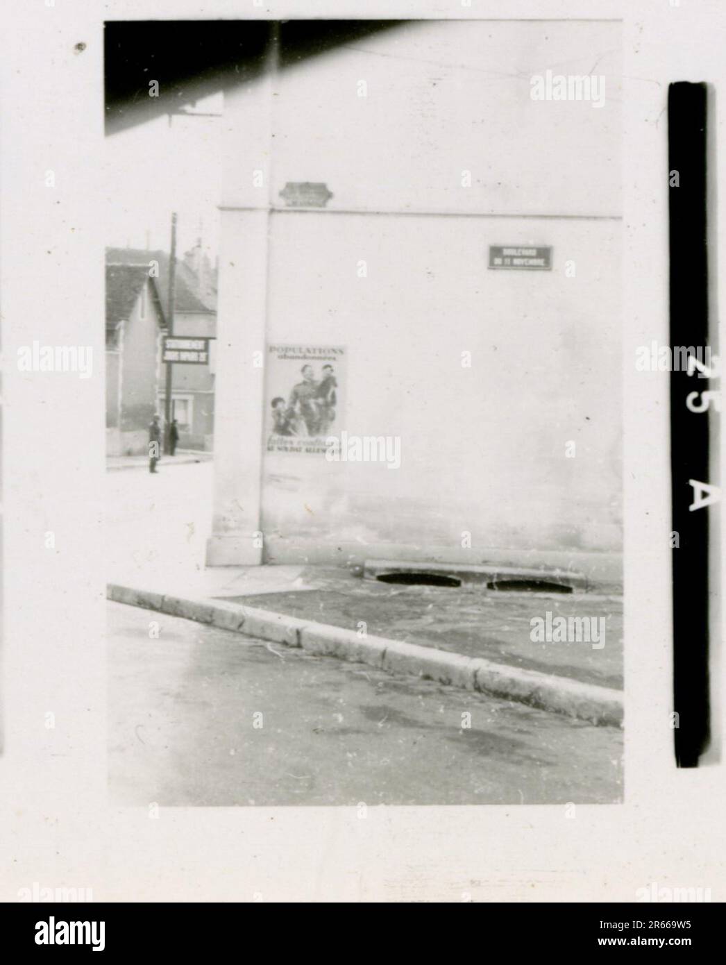 SS-Fotograf Bergmann, Johannes, Leibstandarte Adolf Hitler, Frankreich 1940 Bivouac und tägliche Feldaktivitäten; deutsche Gräber; mit Flüchtlingen trainieren; Infanterie marschieren; französische Truppen und Kriegsgefangene aufgeben; kleine und große Flugabwehreinheit; französischer Flugplatz mit Kampfflugzeugen besetzt; französisches Stabfahrzeug mit Papieren und Karten gefangen; Zeremonie mit Sepp Dietrich, Fotos von einzelnen Auszeichnern und Mitgliedern der Einheit, Aktivitäten nach dem Waffenstillstand, wie z. B. Fahrzeugwartung, Entspannung der Einheitenmitglieder, körperliches Training der Einheit und andere alltägliche Aufgaben, Landschaftsaufnahmen o Stockfoto