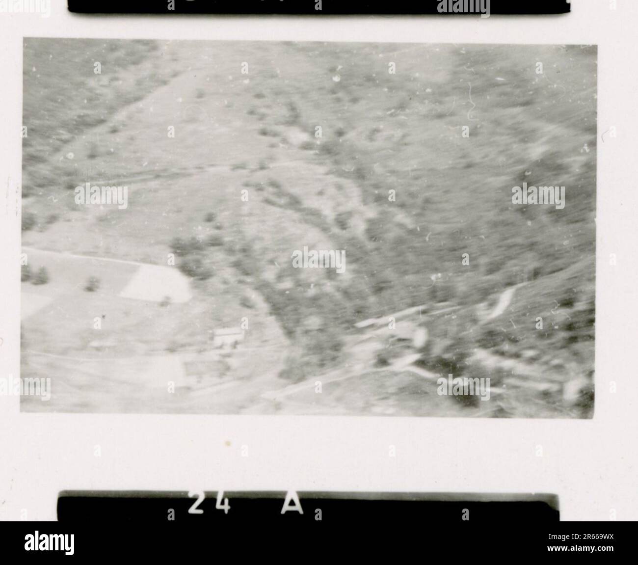 SS-Fotograf Bergmann, Johannes, Leibstandarte Adolf Hitler, Frankreich 1940 Bivouac und tägliche Feldaktivitäten; deutsche Gräber; mit Flüchtlingen trainieren; Infanterie marschieren; französische Truppen und Kriegsgefangene aufgeben; kleine und große Flugabwehreinheit; französischer Flugplatz mit Kampfflugzeugen besetzt; französisches Stabfahrzeug mit Papieren und Karten gefangen; Zeremonie mit Sepp Dietrich, Fotos von einzelnen Auszeichnern und Mitgliedern der Einheit, Aktivitäten nach dem Waffenstillstand, wie z. B. Fahrzeugwartung, Entspannung der Einheitenmitglieder, körperliches Training der Einheit und andere alltägliche Aufgaben, Landschaftsaufnahmen o Stockfoto