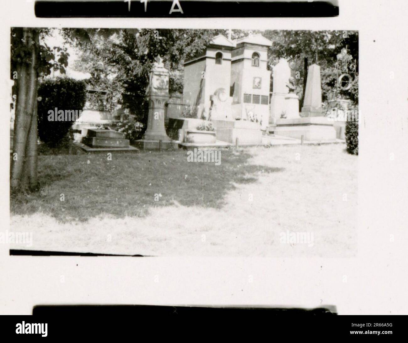 SS-Fotograf Bergmann, Johannes, Leibstandarte Adolf Hitler, Frankreich 1940 Bivouac und tägliche Feldaktivitäten; deutsche Gräber; mit Flüchtlingen trainieren; Infanterie marschieren; französische Truppen und Kriegsgefangene aufgeben; kleine und große Flugabwehreinheit; französischer Flugplatz mit Kampfflugzeugen besetzt; französisches Stabfahrzeug mit Papieren und Karten gefangen; Zeremonie mit Sepp Dietrich, Fotos von einzelnen Auszeichnern und Mitgliedern der Einheit, Aktivitäten nach dem Waffenstillstand, wie z. B. Fahrzeugwartung, Entspannung der Einheitenmitglieder, körperliches Training der Einheit und andere alltägliche Aufgaben, Landschaftsaufnahmen o Stockfoto