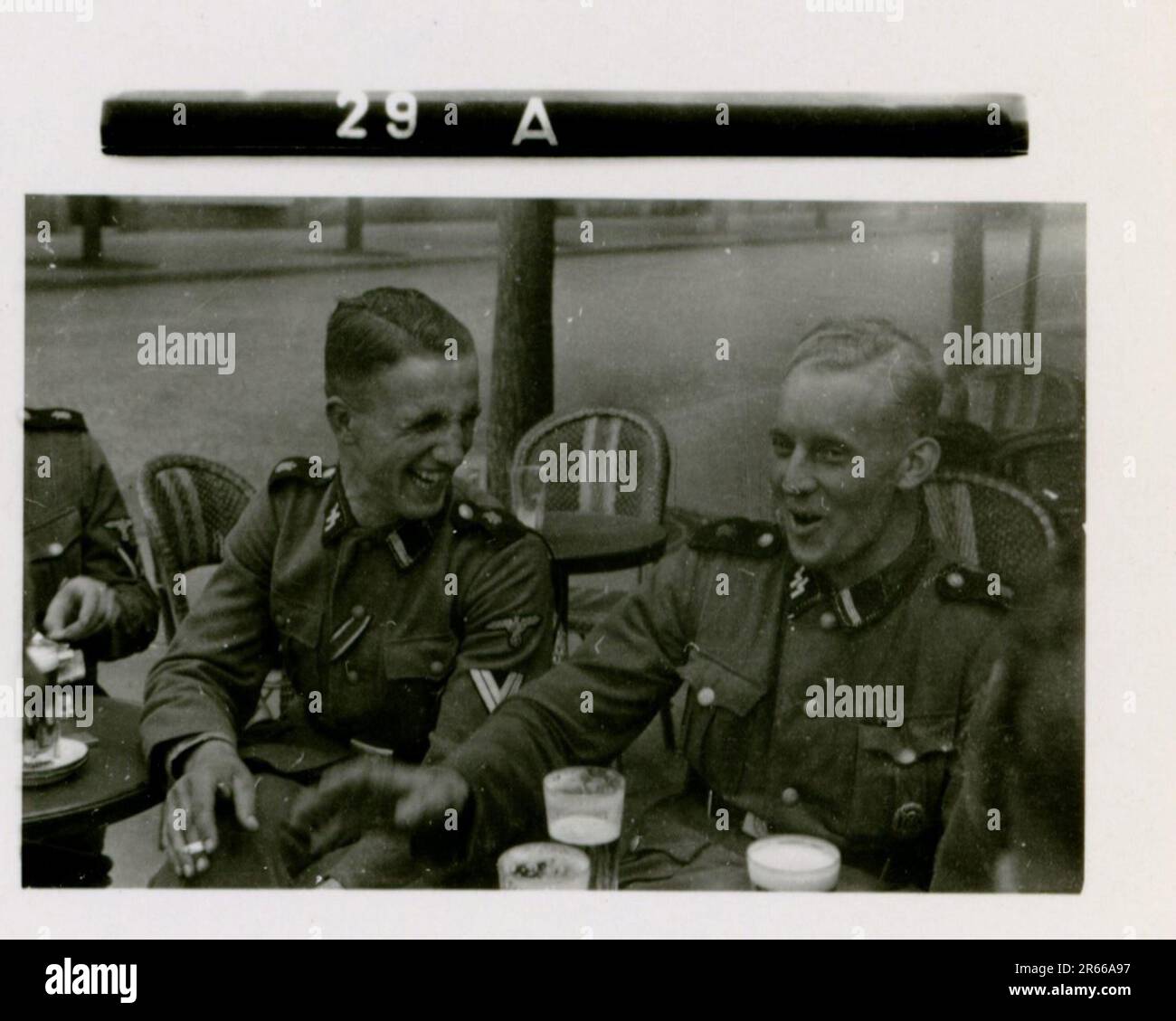 SS-Fotograf Bergmann, Johannes, Leibstandarte Adolf Hitler, Frankreich 1940 Bivouac und tägliche Feldaktivitäten; deutsche Gräber; mit Flüchtlingen trainieren; Infanterie marschieren; französische Truppen und Kriegsgefangene aufgeben; kleine und große Flugabwehreinheit; französischer Flugplatz mit Kampfflugzeugen besetzt; französisches Stabfahrzeug mit Papieren und Karten gefangen; Zeremonie mit Sepp Dietrich, Fotos von einzelnen Auszeichnern und Mitgliedern der Einheit, Aktivitäten nach dem Waffenstillstand, wie z. B. Fahrzeugwartung, Entspannung der Einheitenmitglieder, körperliches Training der Einheit und andere alltägliche Aufgaben, Landschaftsaufnahmen o Stockfoto