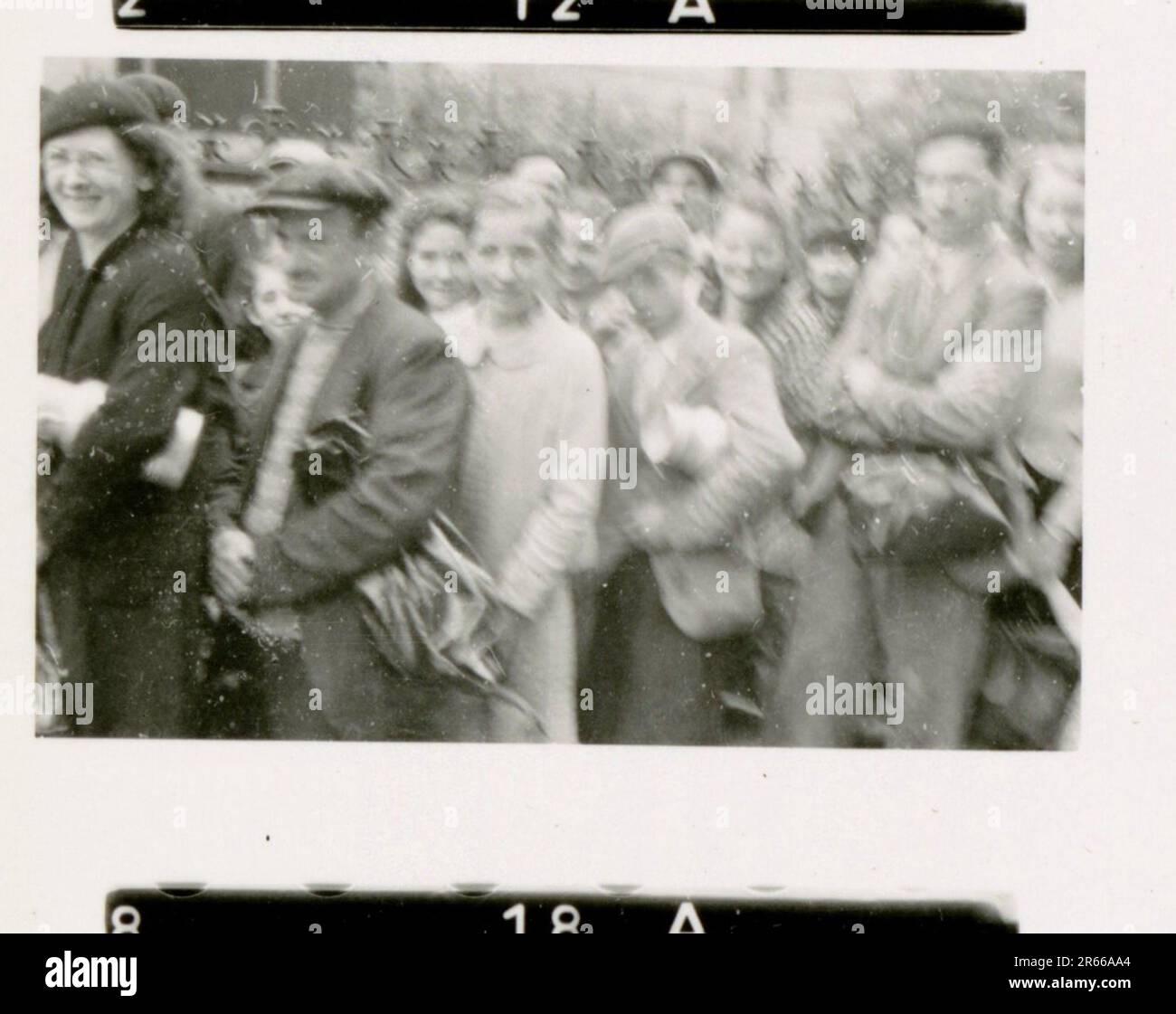 SS-Fotograf Bergmann, Johannes, Leibstandarte Adolf Hitler, Frankreich 1940 Bivouac und tägliche Feldaktivitäten; deutsche Gräber; mit Flüchtlingen trainieren; Infanterie marschieren; französische Truppen und Kriegsgefangene aufgeben; kleine und große Flugabwehreinheit; französischer Flugplatz mit Kampfflugzeugen besetzt; französisches Stabfahrzeug mit Papieren und Karten gefangen; Zeremonie mit Sepp Dietrich, Fotos von einzelnen Auszeichnern und Mitgliedern der Einheit, Aktivitäten nach dem Waffenstillstand, wie z. B. Fahrzeugwartung, Entspannung der Einheitenmitglieder, körperliches Training der Einheit und andere alltägliche Aufgaben, Landschaftsaufnahmen o Stockfoto