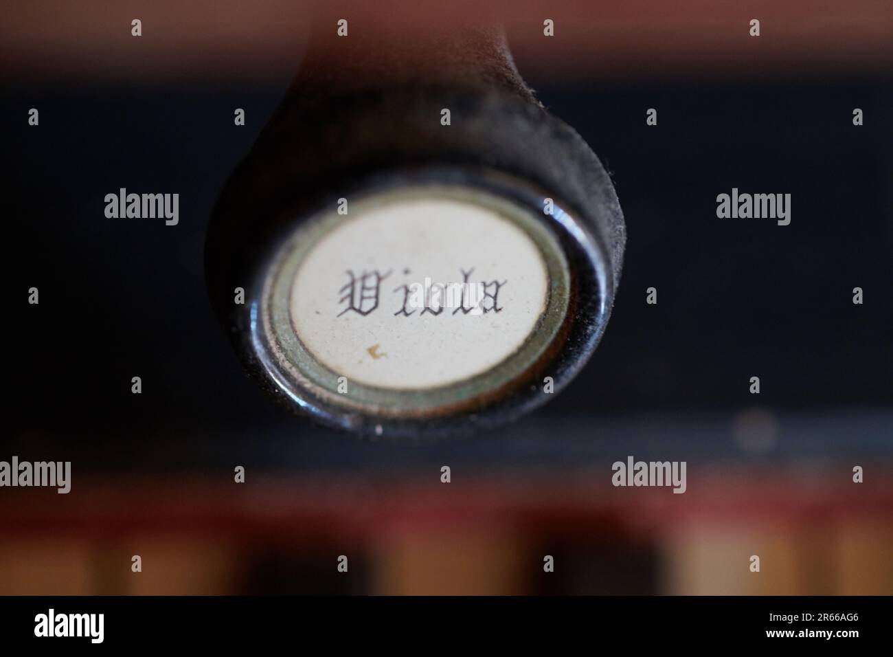 Alte, gebrochene Orgel auf dem Dachboden Stockfoto