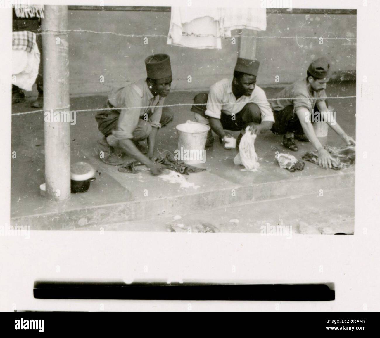 SS-Fotograf Bergmann, Johannes, Leibstandarte Adolf Hitler, Frankreich 1940 Bivouac und tägliche Feldaktivitäten; deutsche Gräber; mit Flüchtlingen trainieren; Infanterie marschieren; französische Truppen und Kriegsgefangene aufgeben; kleine und große Flugabwehreinheit; französischer Flugplatz mit Kampfflugzeugen besetzt; französisches Stabfahrzeug mit Papieren und Karten gefangen; Zeremonie mit Sepp Dietrich, Fotos von einzelnen Auszeichnern und Mitgliedern der Einheit, Aktivitäten nach dem Waffenstillstand, wie z. B. Fahrzeugwartung, Entspannung der Einheitenmitglieder, körperliches Training der Einheit und andere alltägliche Aufgaben, Landschaftsaufnahmen o Stockfoto