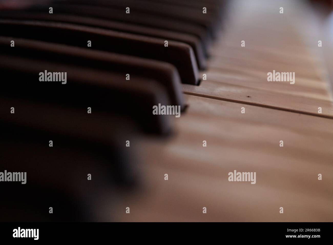 Alte, gebrochene Orgel auf dem Dachboden Stockfoto