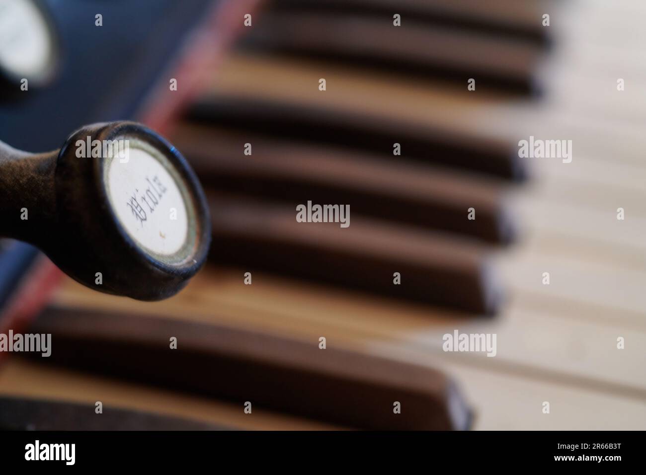 Alte, gebrochene Orgel auf dem Dachboden Stockfoto