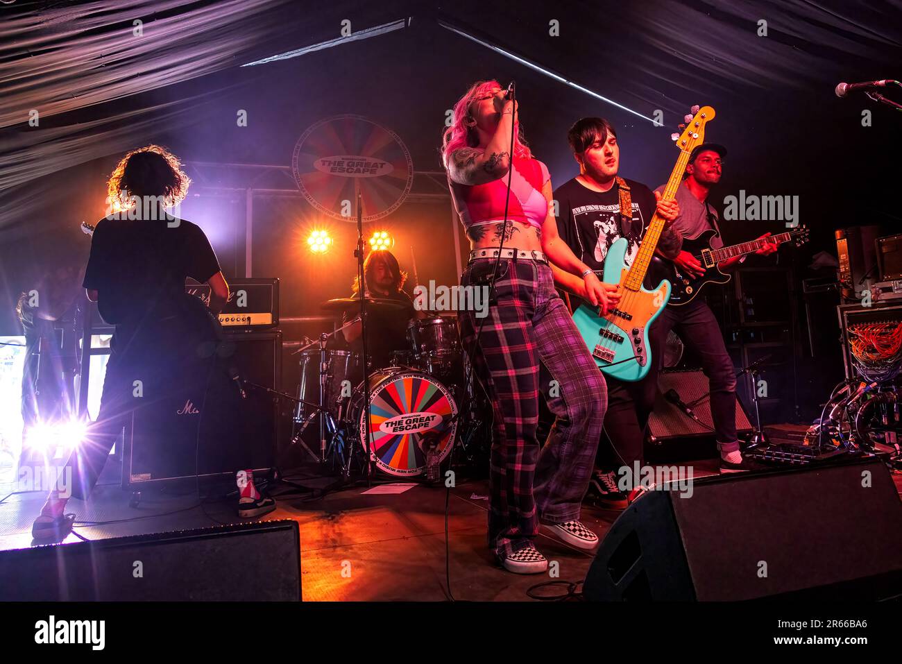 Brighton Beach, City of Brighton & Hove, East Sussex, Großbritannien. Beim Great Escape Festival 2023 in der TGE Beach Stage könnt ihr euer Herz voll fressen. 12. Mai 2023 Kredit: David Smith/Alamy Live News Stockfoto