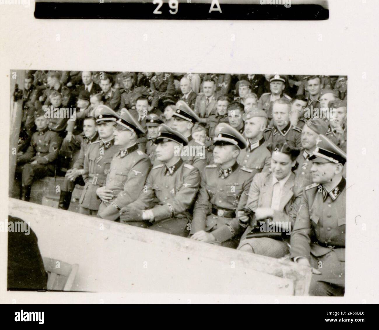 SS-Fotograf Bergmann, Johannes, Leibstandarte Adolf Hitler, Frankreich 1940 Bivouac und tägliche Feldaktivitäten; deutsche Gräber; mit Flüchtlingen trainieren; Infanterie marschieren; französische Truppen und Kriegsgefangene aufgeben; kleine und große Flugabwehreinheit; französischer Flugplatz mit Kampfflugzeugen besetzt; französisches Stabfahrzeug mit Papieren und Karten gefangen; Zeremonie mit Sepp Dietrich, Fotos von einzelnen Auszeichnern und Mitgliedern der Einheit, Aktivitäten nach dem Waffenstillstand, wie z. B. Fahrzeugwartung, Entspannung der Einheitenmitglieder, körperliches Training der Einheit und andere alltägliche Aufgaben, Landschaftsaufnahmen o Stockfoto
