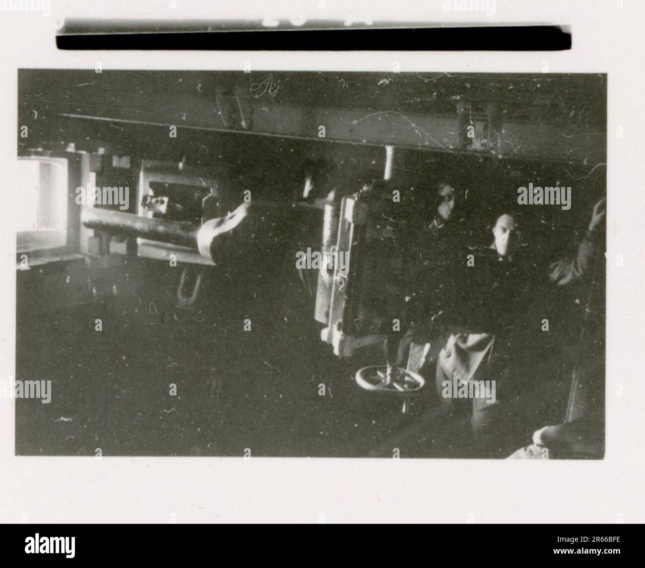 SS-Fotograf Bergmann, Johannes, Leibstandarte Adolf Hitler, Frankreich 1940 Bivouac und tägliche Feldaktivitäten; deutsche Gräber; mit Flüchtlingen trainieren; Infanterie marschieren; französische Truppen und Kriegsgefangene aufgeben; kleine und große Flugabwehreinheit; französischer Flugplatz mit Kampfflugzeugen besetzt; französisches Stabfahrzeug mit Papieren und Karten gefangen; Zeremonie mit Sepp Dietrich, Fotos von einzelnen Auszeichnern und Mitgliedern der Einheit, Aktivitäten nach dem Waffenstillstand, wie z. B. Fahrzeugwartung, Entspannung der Einheitenmitglieder, körperliches Training der Einheit und andere alltägliche Aufgaben, Landschaftsaufnahmen o Stockfoto