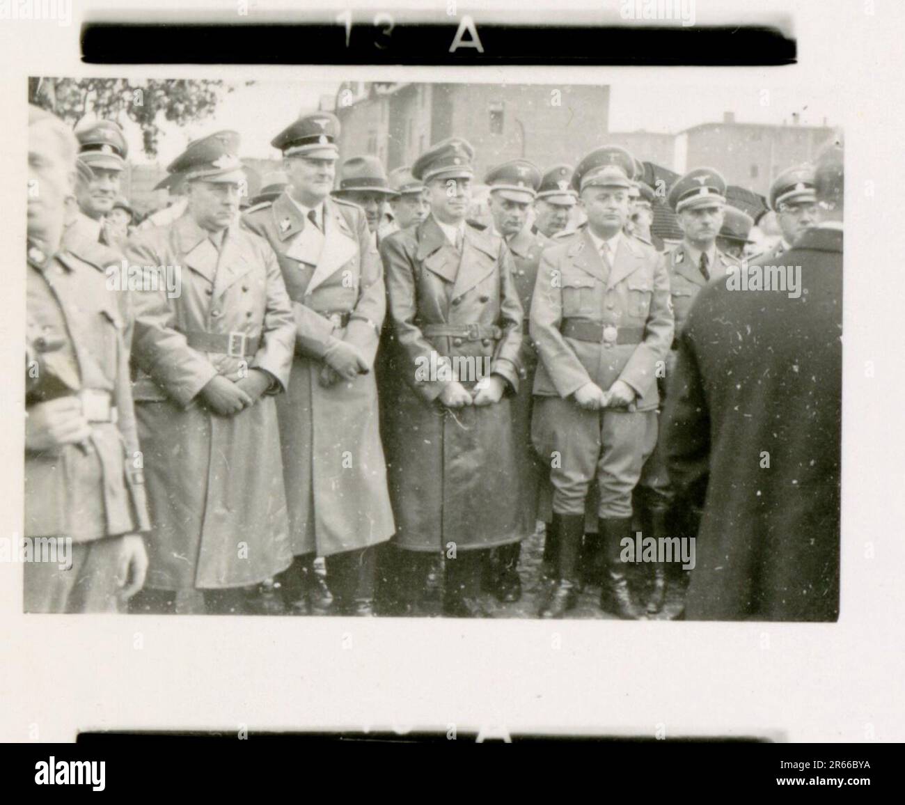 SS-Fotograf Bergmann, Johannes, Leibstandarte Adolf Hitler, Frankreich 1940 Bivouac und tägliche Feldaktivitäten; deutsche Gräber; mit Flüchtlingen trainieren; Infanterie marschieren; französische Truppen und Kriegsgefangene aufgeben; kleine und große Flugabwehreinheit; französischer Flugplatz mit Kampfflugzeugen besetzt; französisches Stabfahrzeug mit Papieren und Karten gefangen; Zeremonie mit Sepp Dietrich, Fotos von einzelnen Auszeichnern und Mitgliedern der Einheit, Aktivitäten nach dem Waffenstillstand, wie z. B. Fahrzeugwartung, Entspannung der Einheitenmitglieder, körperliches Training der Einheit und andere alltägliche Aufgaben, Landschaftsaufnahmen o Stockfoto