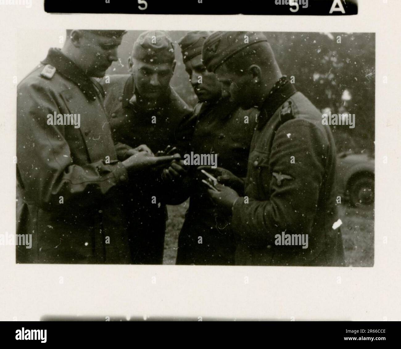 SS-Fotograf Bergmann, Johannes, Leibstandarte Adolf Hitler, Frankreich 1940 Bivouac und tägliche Feldaktivitäten; deutsche Gräber; mit Flüchtlingen trainieren; Infanterie marschieren; französische Truppen und Kriegsgefangene aufgeben; kleine und große Flugabwehreinheit; französischer Flugplatz mit Kampfflugzeugen besetzt; französisches Stabfahrzeug mit Papieren und Karten gefangen; Zeremonie mit Sepp Dietrich, Fotos von einzelnen Auszeichnern und Mitgliedern der Einheit, Aktivitäten nach dem Waffenstillstand, wie z. B. Fahrzeugwartung, Entspannung der Einheitenmitglieder, körperliches Training der Einheit und andere alltägliche Aufgaben, Landschaftsaufnahmen o Stockfoto