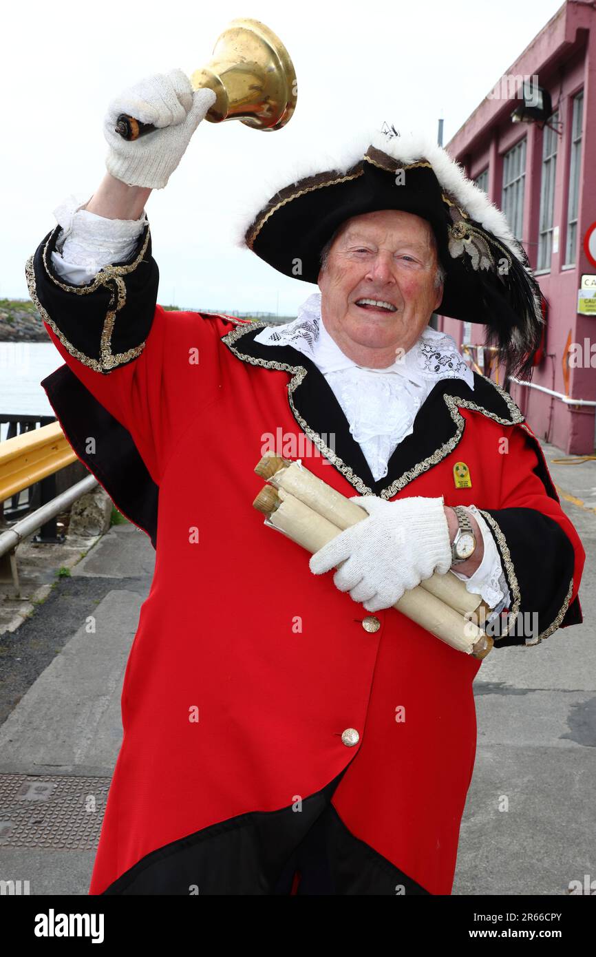 Galway Town Crier begrüßt Kreuzfahrtpassagiere in Galway, Irland Stockfoto