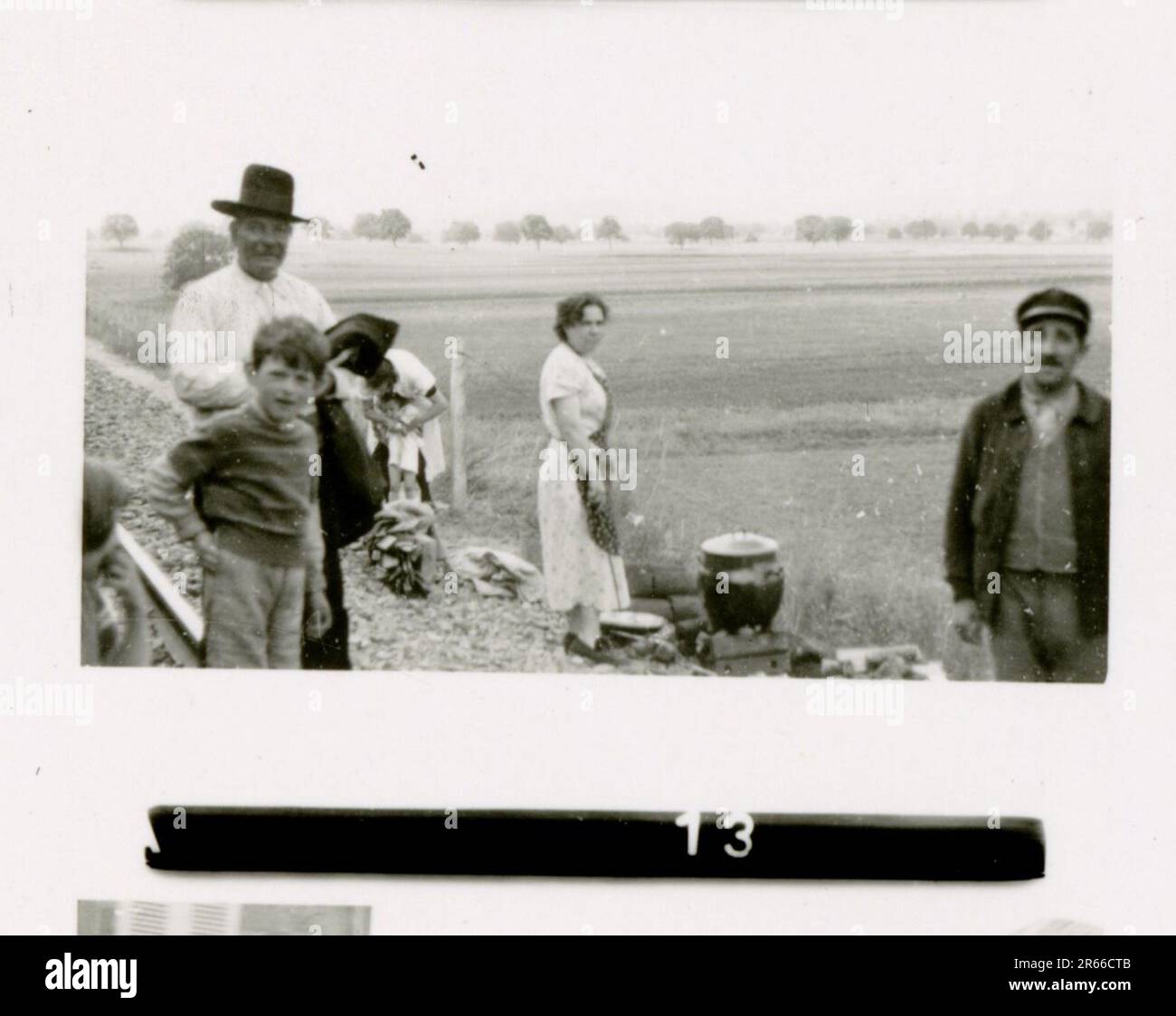 SS-Fotograf Bergmann, Johannes, Leibstandarte Adolf Hitler, Frankreich 1940 Bivouac und tägliche Feldaktivitäten; deutsche Gräber; mit Flüchtlingen trainieren; Infanterie marschieren; französische Truppen und Kriegsgefangene aufgeben; kleine und große Flugabwehreinheit; französischer Flugplatz mit Kampfflugzeugen besetzt; französisches Stabfahrzeug mit Papieren und Karten gefangen; Zeremonie mit Sepp Dietrich, Fotos von einzelnen Auszeichnern und Mitgliedern der Einheit, Aktivitäten nach dem Waffenstillstand, wie z. B. Fahrzeugwartung, Entspannung der Einheitenmitglieder, körperliches Training der Einheit und andere alltägliche Aufgaben, Landschaftsaufnahmen o Stockfoto