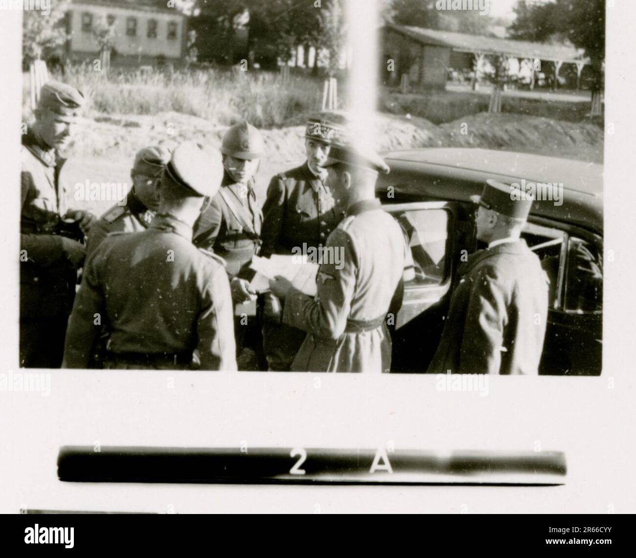 SS-Fotograf Bergmann, Johannes, Leibstandarte Adolf Hitler, Frankreich 1940 Bivouac und tägliche Feldaktivitäten; deutsche Gräber; mit Flüchtlingen trainieren; Infanterie marschieren; französische Truppen und Kriegsgefangene aufgeben; kleine und große Flugabwehreinheit; französischer Flugplatz mit Kampfflugzeugen besetzt; französisches Stabfahrzeug mit Papieren und Karten gefangen; Zeremonie mit Sepp Dietrich, Fotos von einzelnen Auszeichnern und Mitgliedern der Einheit, Aktivitäten nach dem Waffenstillstand, wie z. B. Fahrzeugwartung, Entspannung der Einheitenmitglieder, körperliches Training der Einheit und andere alltägliche Aufgaben, Landschaftsaufnahmen o Stockfoto