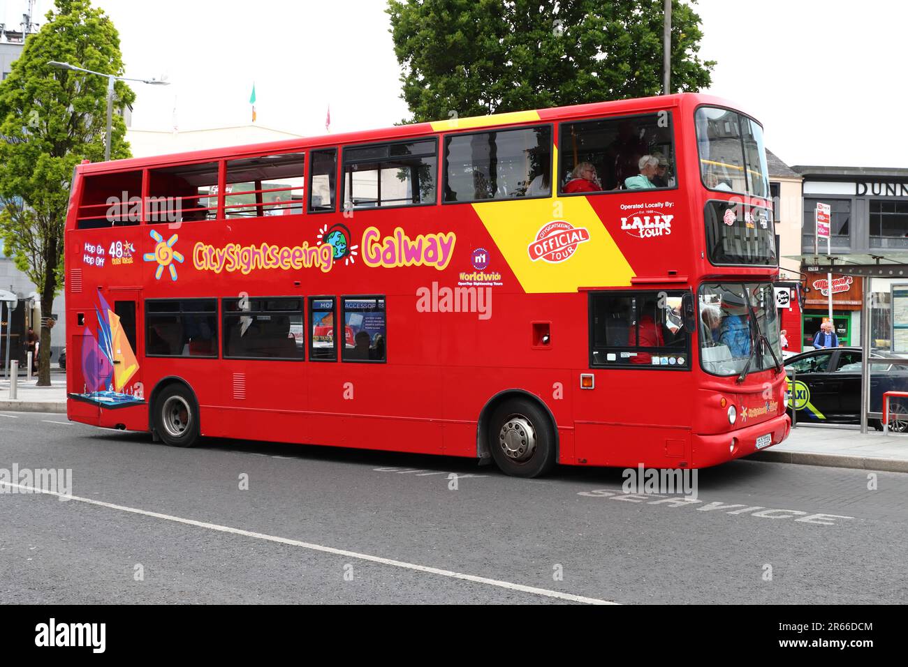 Hop-on-Hop-off City Sightseeing Bus, Galway, Galway County, Irland Stockfoto