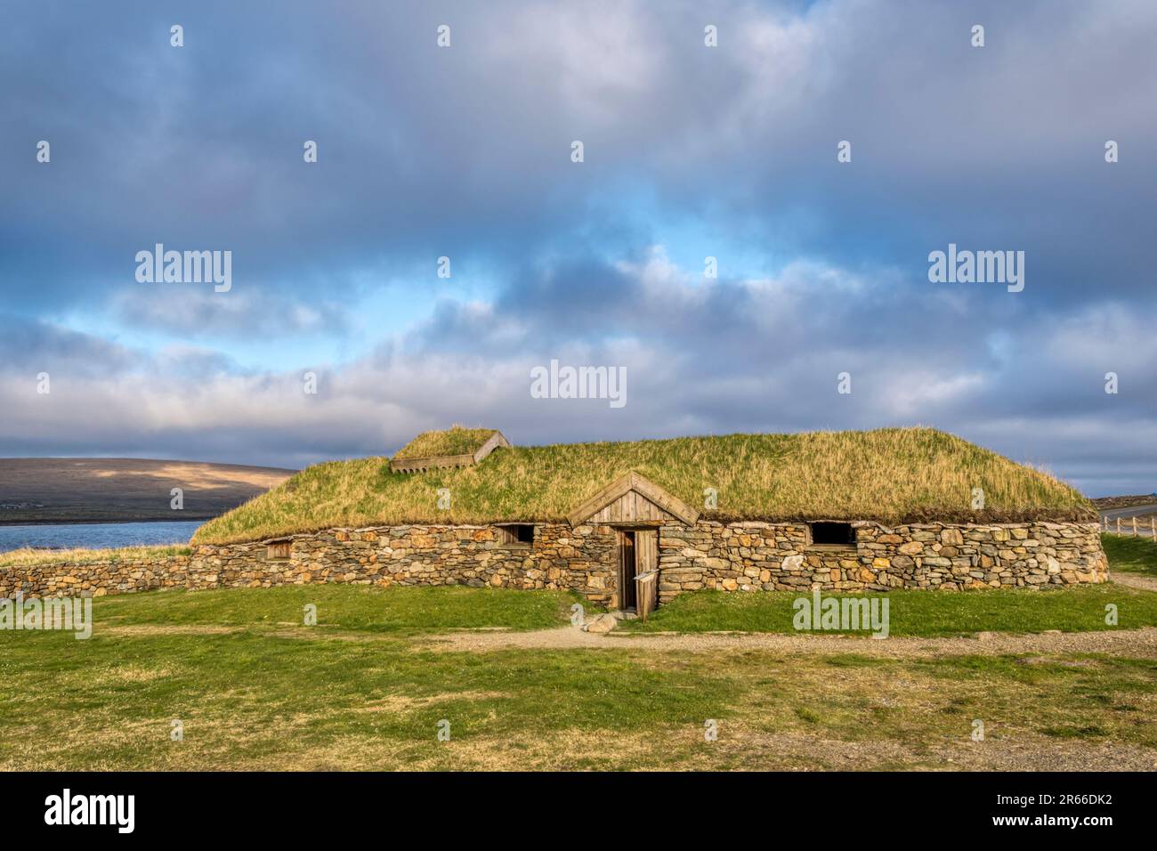 Ein rekonstruiertes Wikingerhaus in Brookpoint, Haroldswick auf Unst, Shetland. Stockfoto