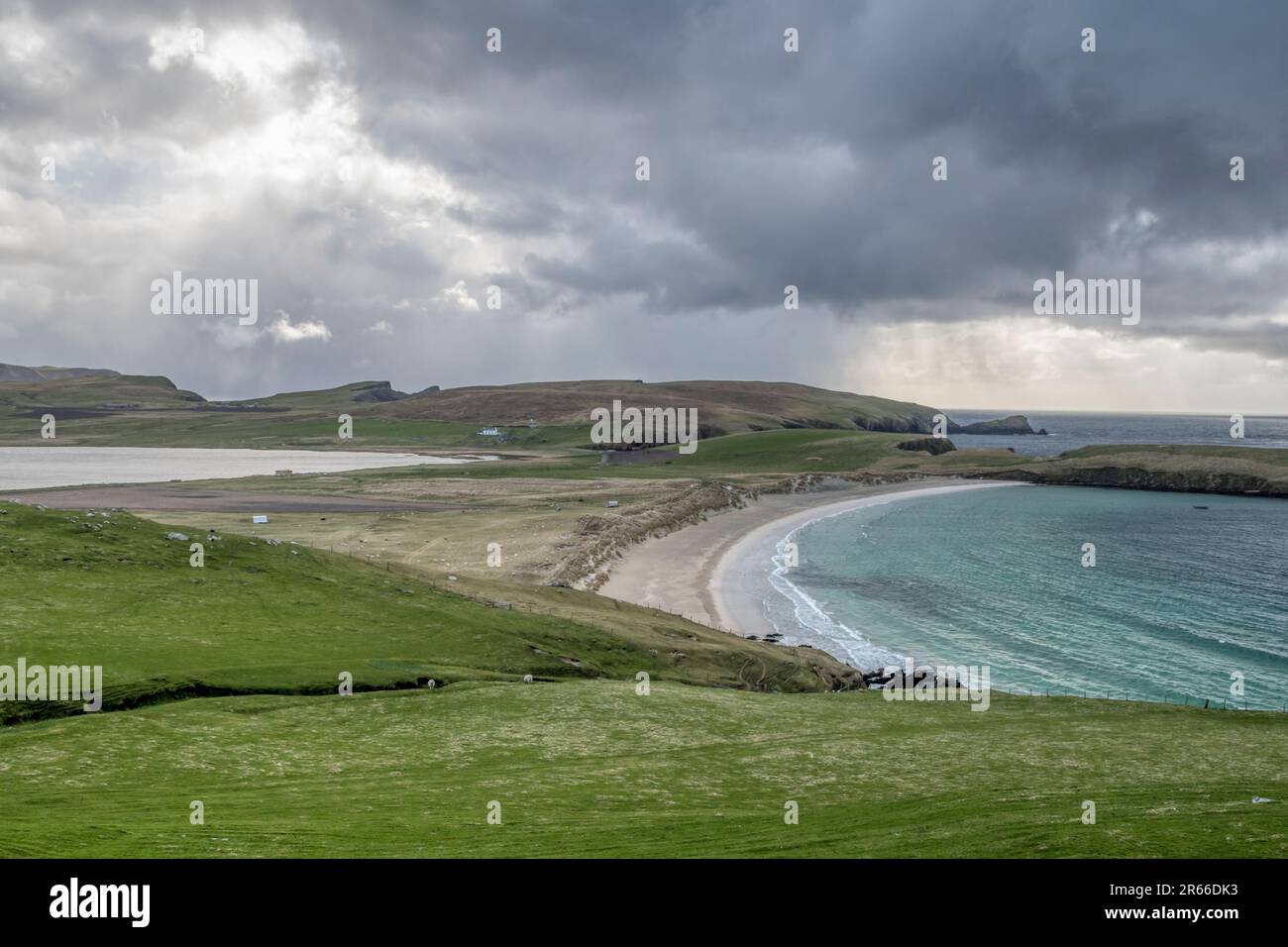 Loch of Spiggie und Scousburgh Beach an der Westküste von Shetland Mainland, von Vanlop aus gesehen. Stockfoto