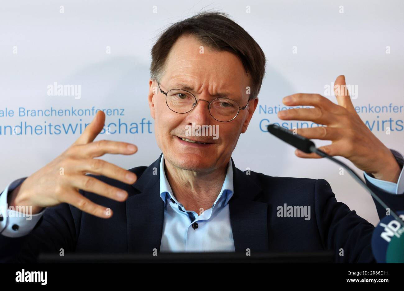Rostock, Deutschland. 07. Juni 2023. Karl Lauterbach (SPD), Bundesminister für Gesundheit, spricht auf einer Pressekonferenz der Nationalen Konferenz für das Gesundheitswesen. Die Branchenkonferenz 18. hat das Thema „#Health2023: Innovation und Zusammenarbeit für eine nachhaltige Zukunft“. Das diesjährige Partnerland ist Irland. Kredit: Bernd Wüstneck/dpa/Alamy Live News Stockfoto