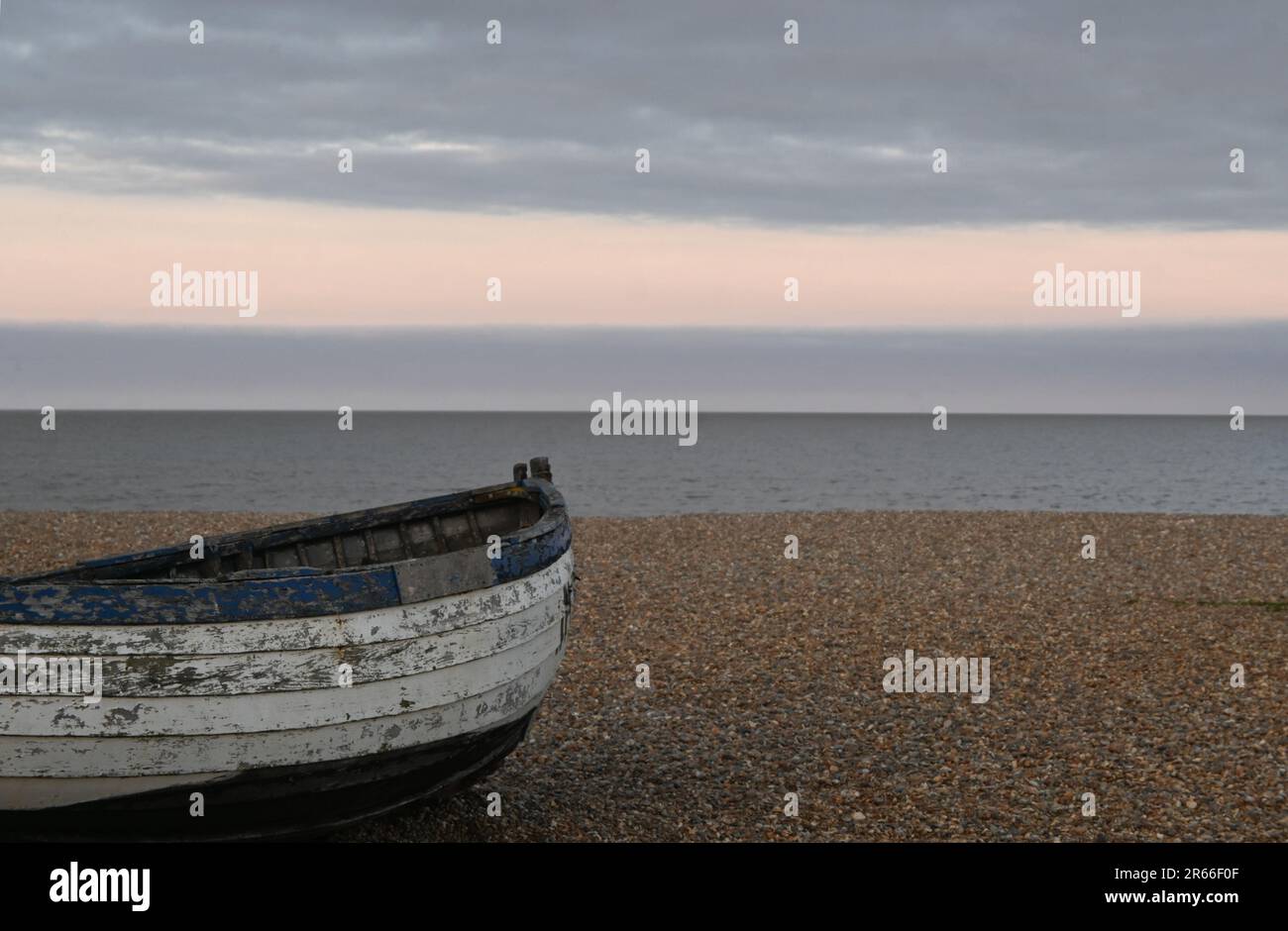 Boot am strand von aldeburgh bei Sonnenuntergang Stockfoto