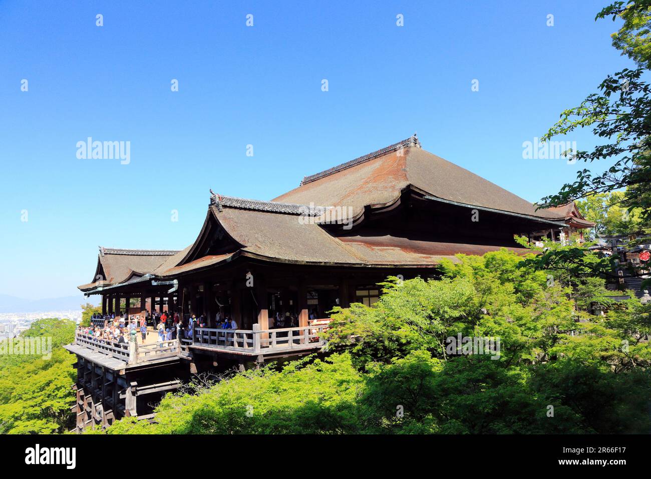 Kiyomizu-no-butai (Stadium Kiyomizu) in frischem Grün Stockfoto