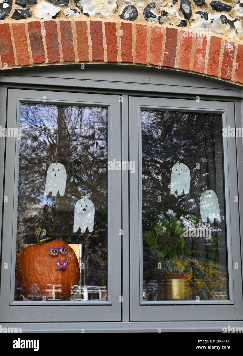 Dekoriertes Kürbis-Fenster im Haus Stockfoto