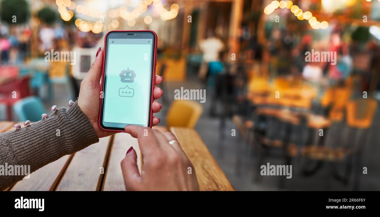 KI-Chat-bot, der mit dem Benutzer spricht. Mithilfe von Chat-Technologie mit künstlicher Intelligenz. Smartphone mit AI-App. Gespräch mit KI. Neue Art der Kommunikation Stockfoto