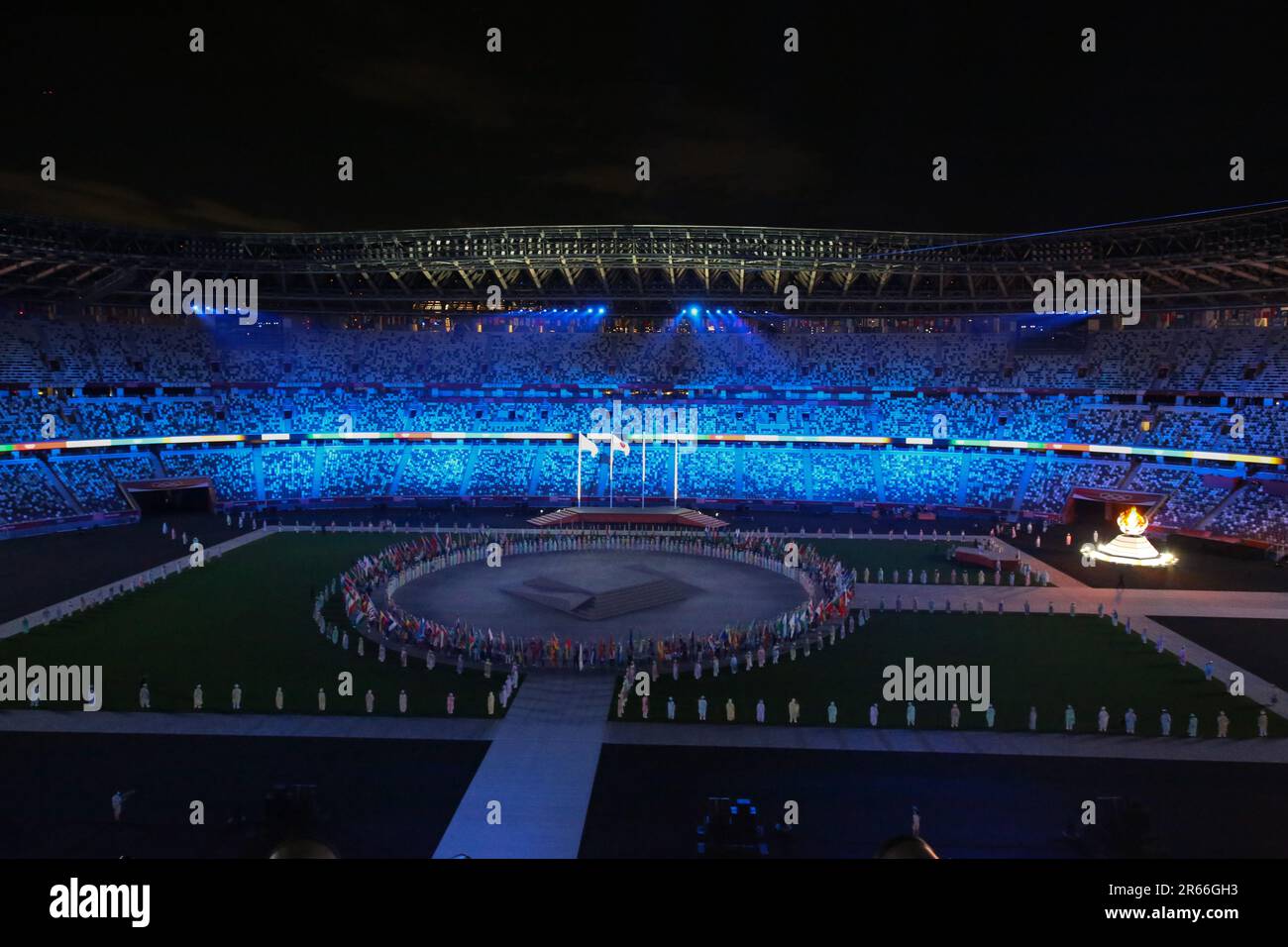 8. AUGUST 2021 - Tokio, Japan: Fahnenträger betreten das Olympiastadion während der Abschlusszeremonie der Olympischen Spiele 2020 in Tokio (Foto: Mickael Chavet/RX) Stockfoto