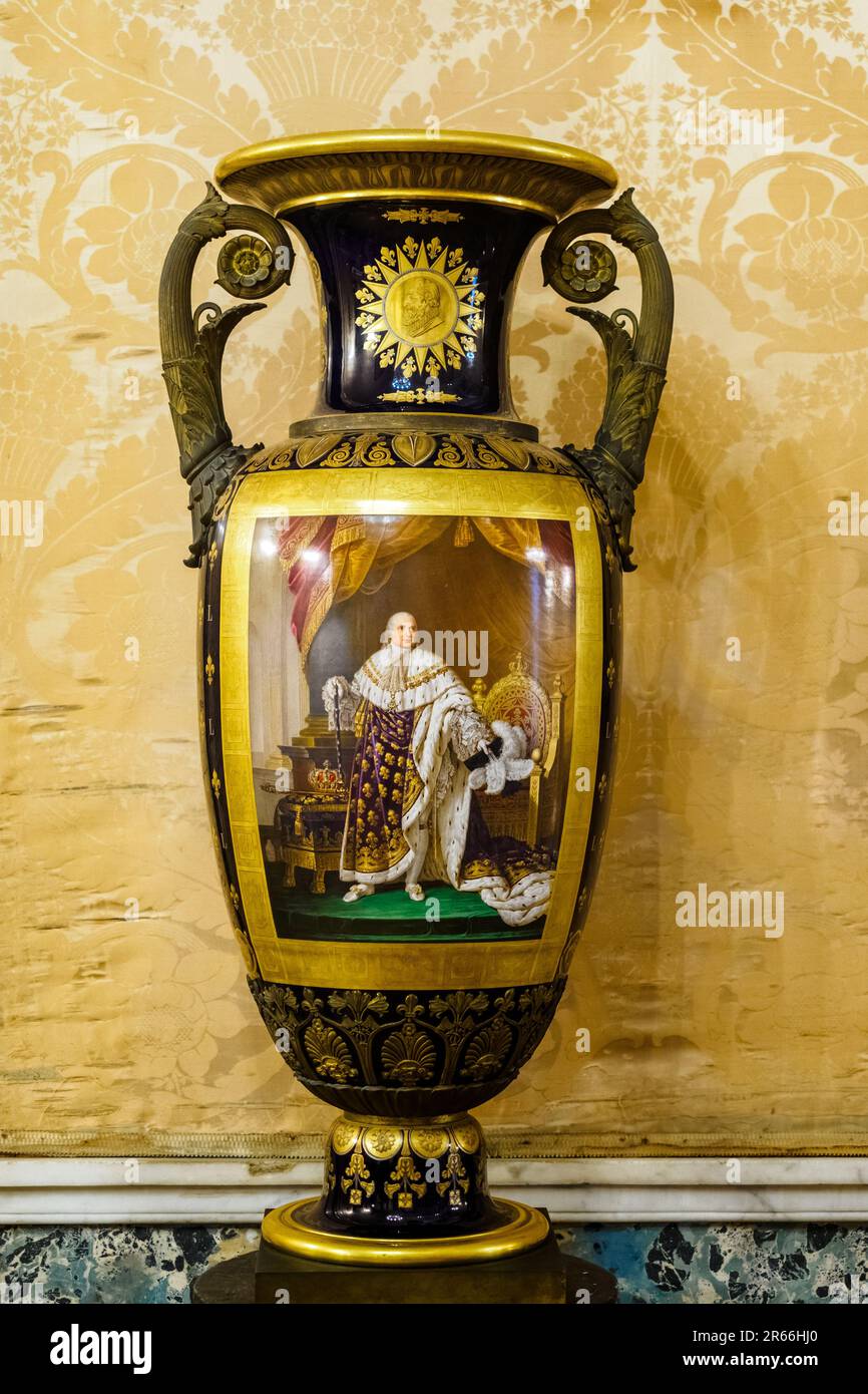 Porzellanvasen, hergestellt in Vincennes (Sevres), reich verziert mit 'Fleurs de Lis' und anderen Restaurationssymbolen im Büro von Joachim Murat - Königlicher Palast von Neapel, der 1734 zur königlichen Residenz der Bourbons wurde - Neapel, Italien Stockfoto
