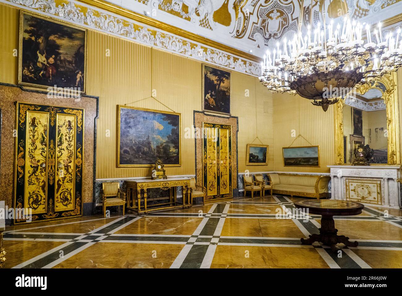 Das Zimmer der Königin mit seiner seltenen Rokoko-weißen und goldenen Stuckdecke und Gemälden der Neapolitans School aus dem 17. Bis 18. Jahrhundert - Königlicher Palast von Neapel, der 1734 zur königlichen Residenz der Bourbons wurde - Neapel, Italien Stockfoto