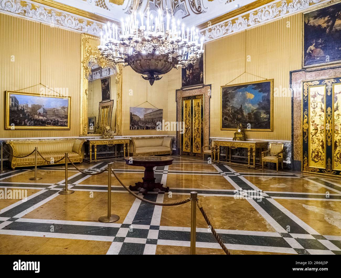 Das Zimmer der Königin mit seiner seltenen Rokoko-weißen und goldenen Stuckdecke und Gemälden der Neapolitans School aus dem 17. Bis 18. Jahrhundert - Königlicher Palast von Neapel, der 1734 zur königlichen Residenz der Bourbons wurde - Neapel, Italien Stockfoto