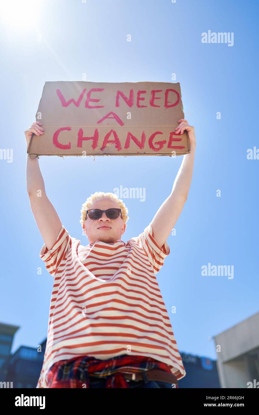 Porträt selbstbewusster junger Protestmensch mit Wechselschild Stockfoto