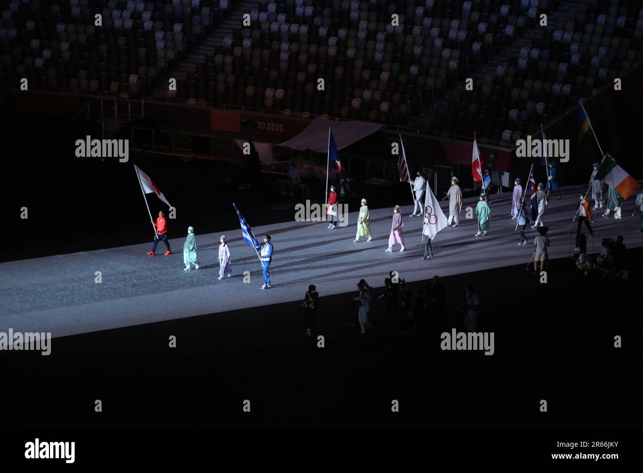 8. AUGUST 2021 - Tokio, Japan: RYO KIYUNA von Japan und die Flaggenträger aller teilnehmenden Nationen betreten das Olympiastadion während der Abschlusszeremonie der Olympischen Spiele 2020 in Tokio (Foto: Mickael Chavet/RX) Stockfoto