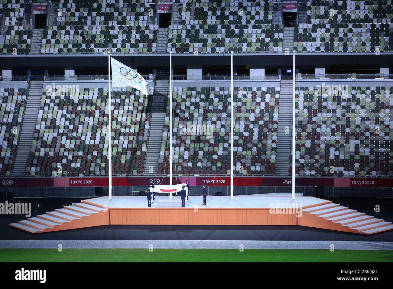 8. AUGUST 2021 - Tokio, Japan: Die JAPANISCHE Flagge wird während der Abschlusszeremonie der Olympischen Spiele 2020 im Olympiastadion neben der olympischen Flagge gehisst (Foto: Mickael Chavet/RX) Stockfoto