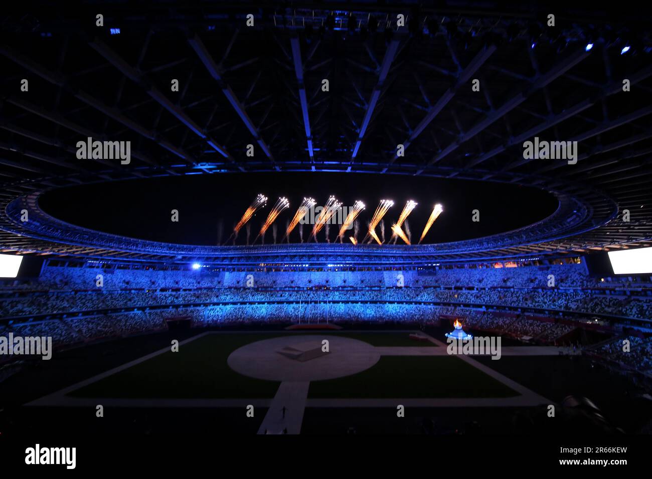 8. AUGUST 2021 - Tokio, Japan: Feuerwerk während der Abschlusszeremonie der Olympischen Spiele 2020 in Tokio im Olympiastadion (Foto: Mickael Chavet/RX) Stockfoto