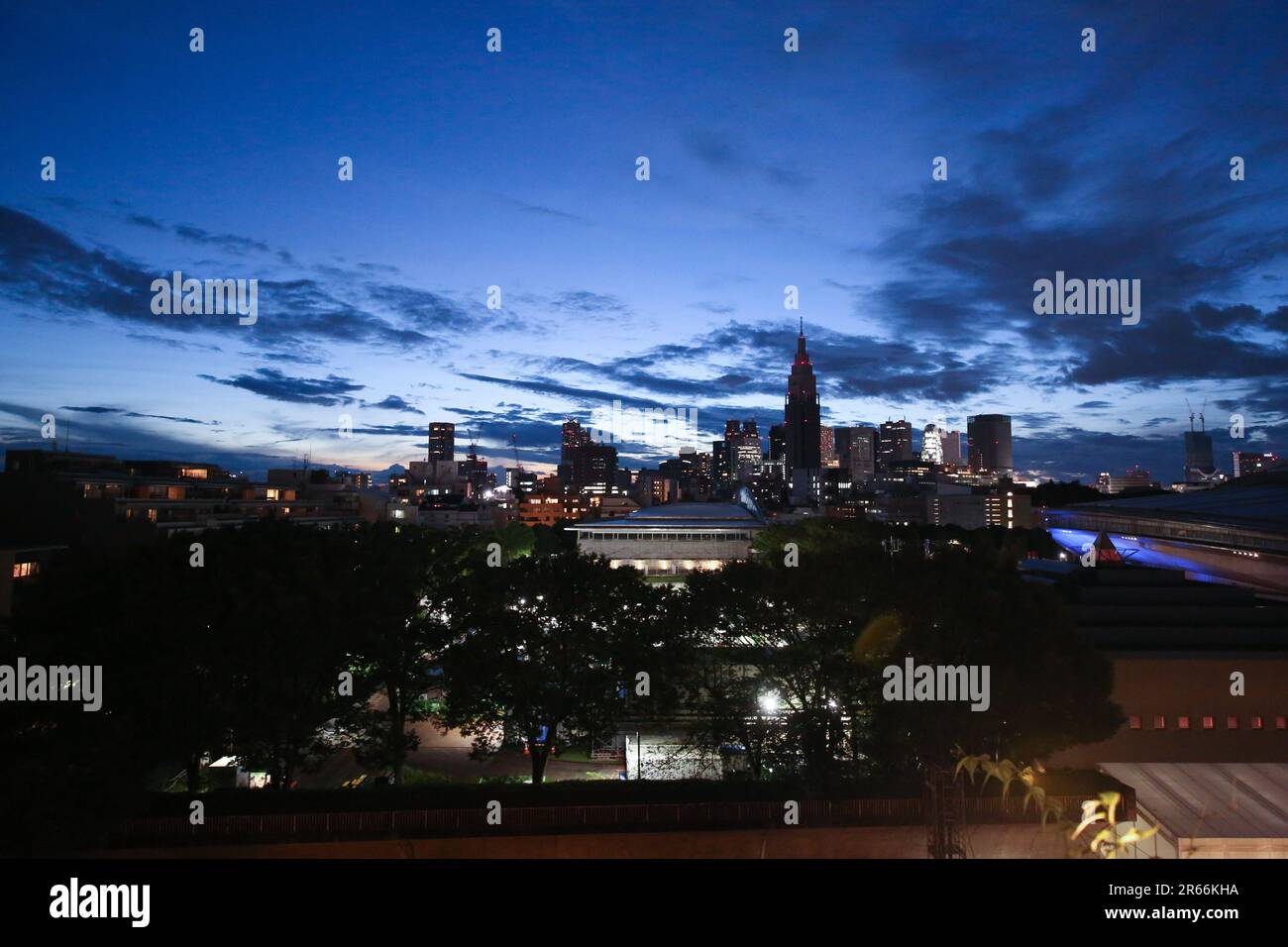 8. AUGUST 2021 - Tokio, Japan: Blick auf die Skyline von Tokio vom Japan National Stadium aus, während die Abschlusszeremonie der Olympischen Spiele 2020 in Tokio beginnt (Foto: Mickael Chavet/RX) Stockfoto