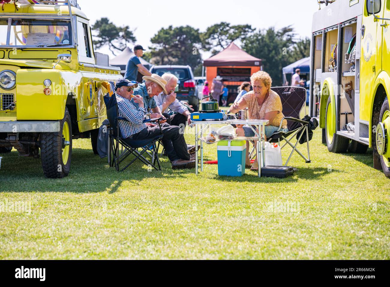 Drei Männer ana Woman essen ein Picknick unter der heißen Sonne bei einer Country Show in Shoreham, West Sussex, England, Großbritannien Stockfoto