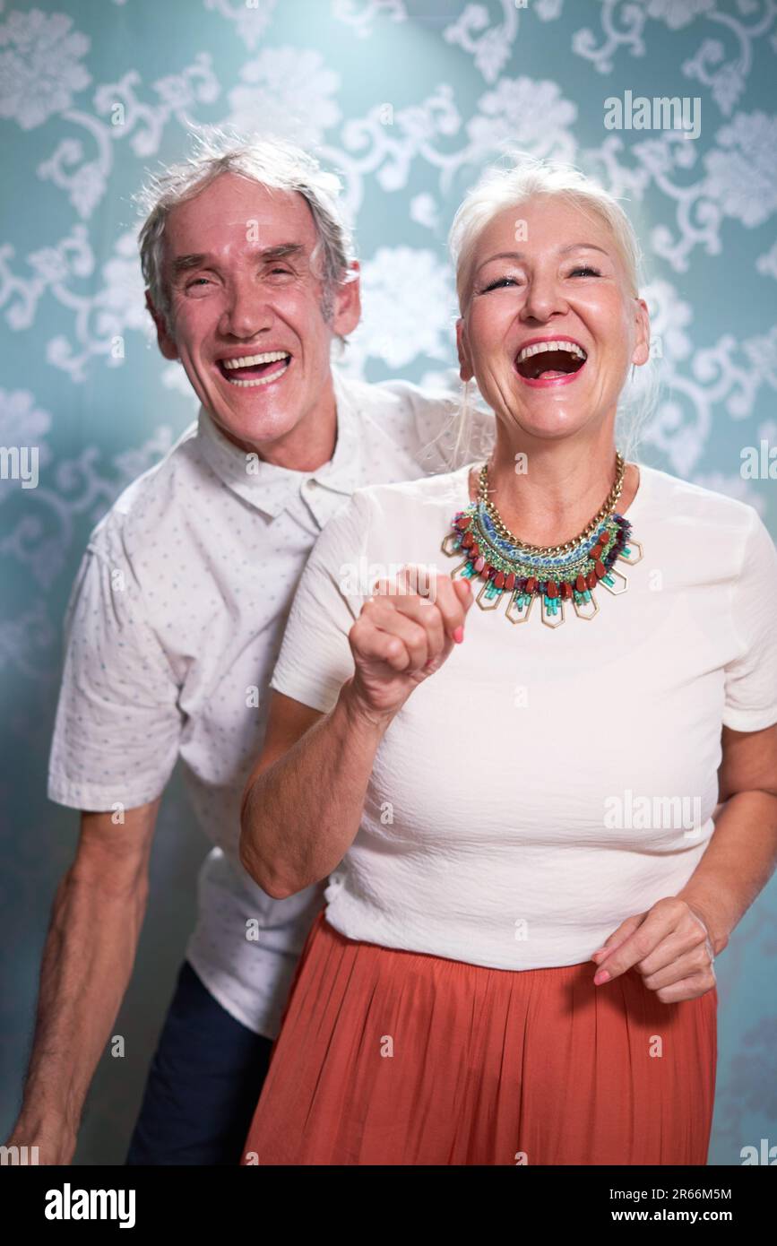Porträt fröhliches, sorgenfreies Seniorenpaar, das tanzt Stockfoto