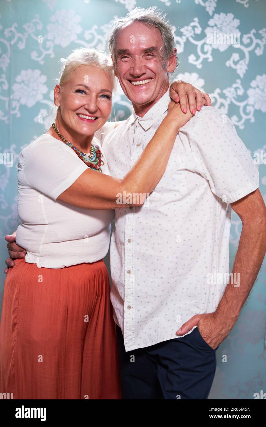Portrait glückliches Seniorenpaar umarmen Stockfoto