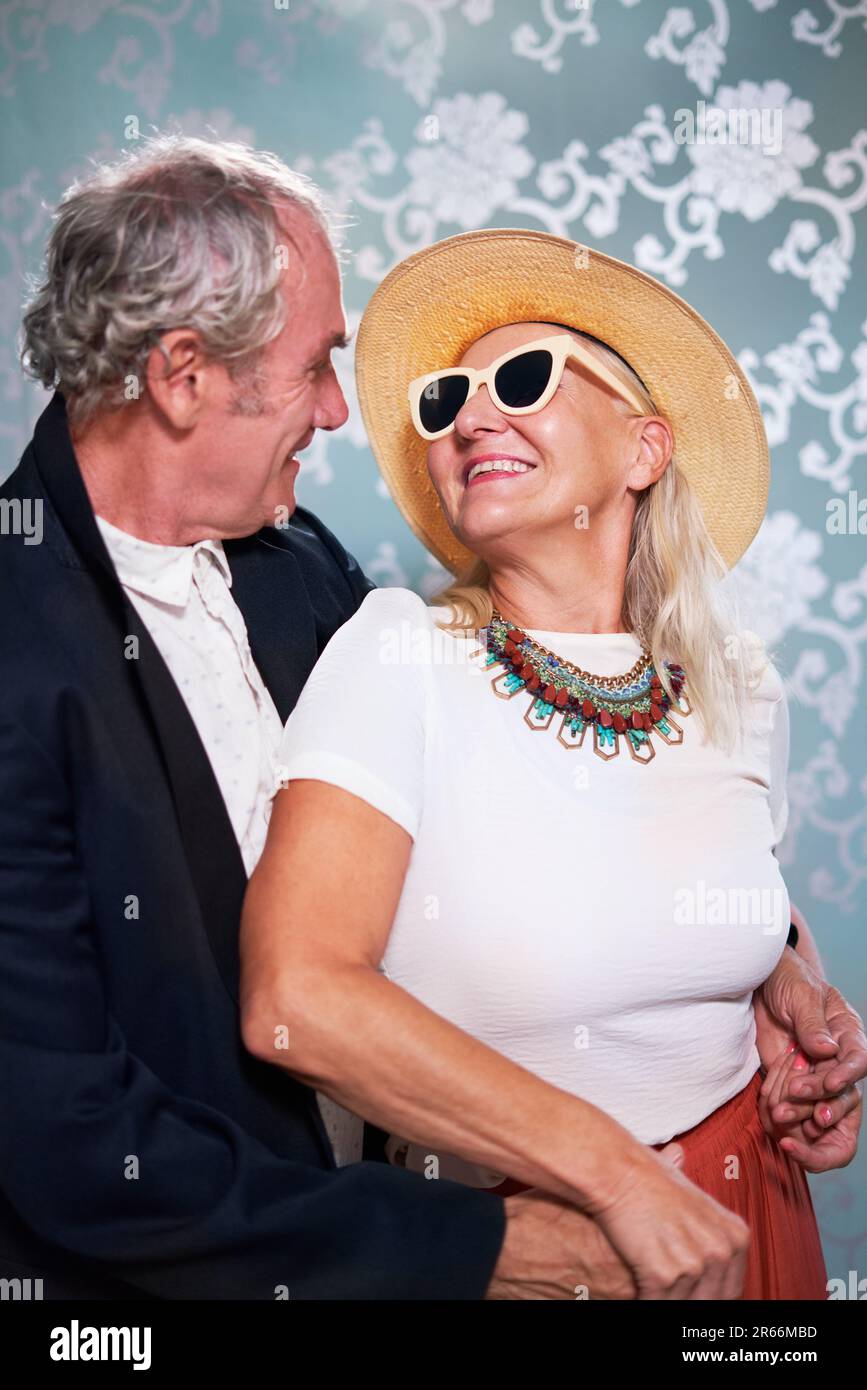Glückliches, sorgenfreies Seniorenpaar, das sich umarmt Stockfoto