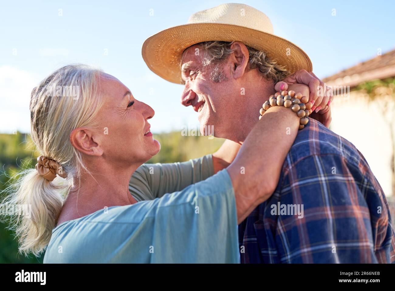 Profilporträt glückliches Seniorenpaar, das sich von Angesicht zu Angesicht umarmt Stockfoto