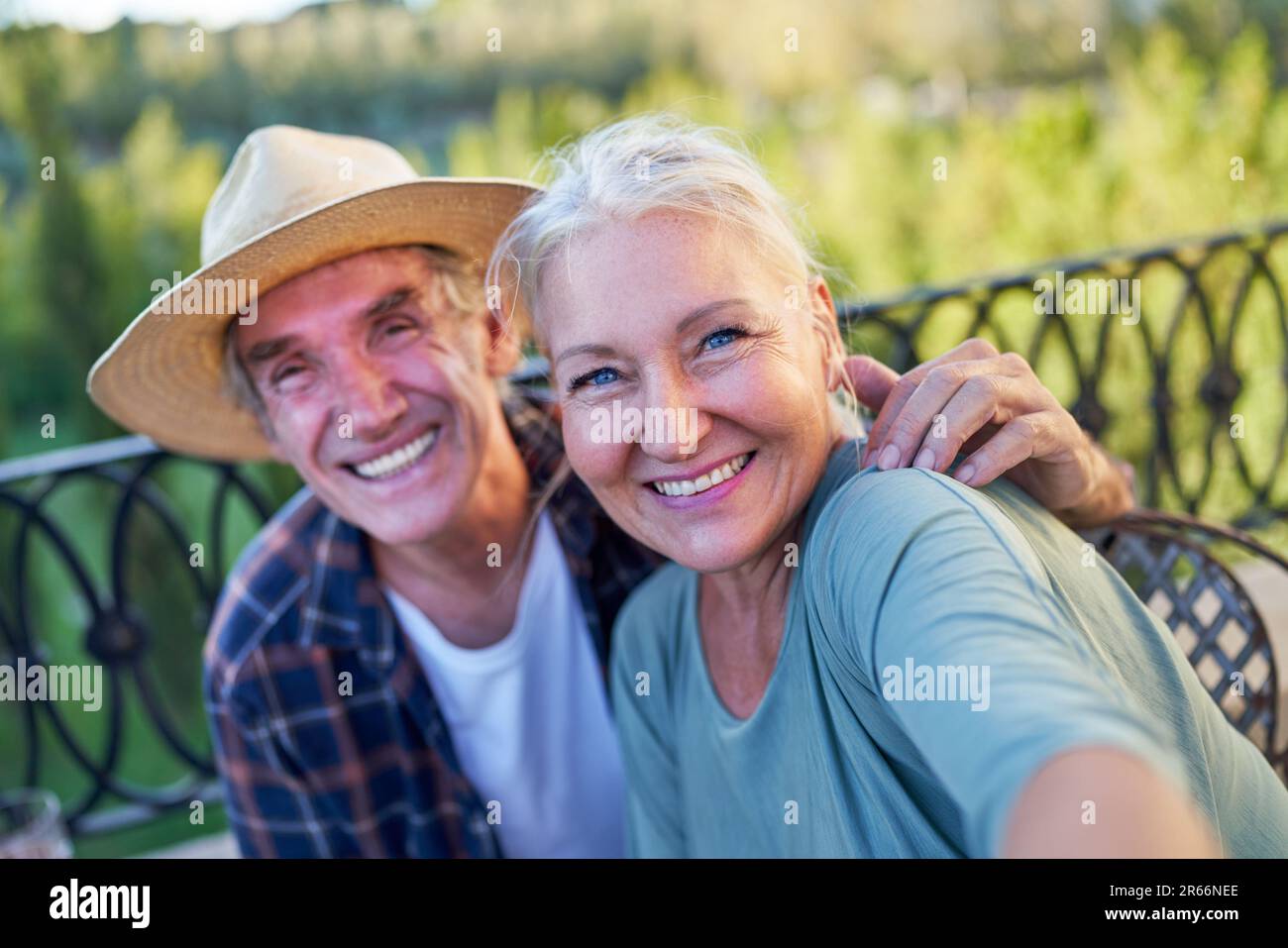 Selfie POV Porträt glückliches Seniorenpaar auf Sommerbalkon Stockfoto