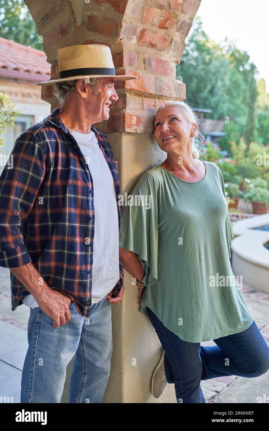 Glückliches Seniorenpaar, das auf der Terrasse spricht Stockfoto