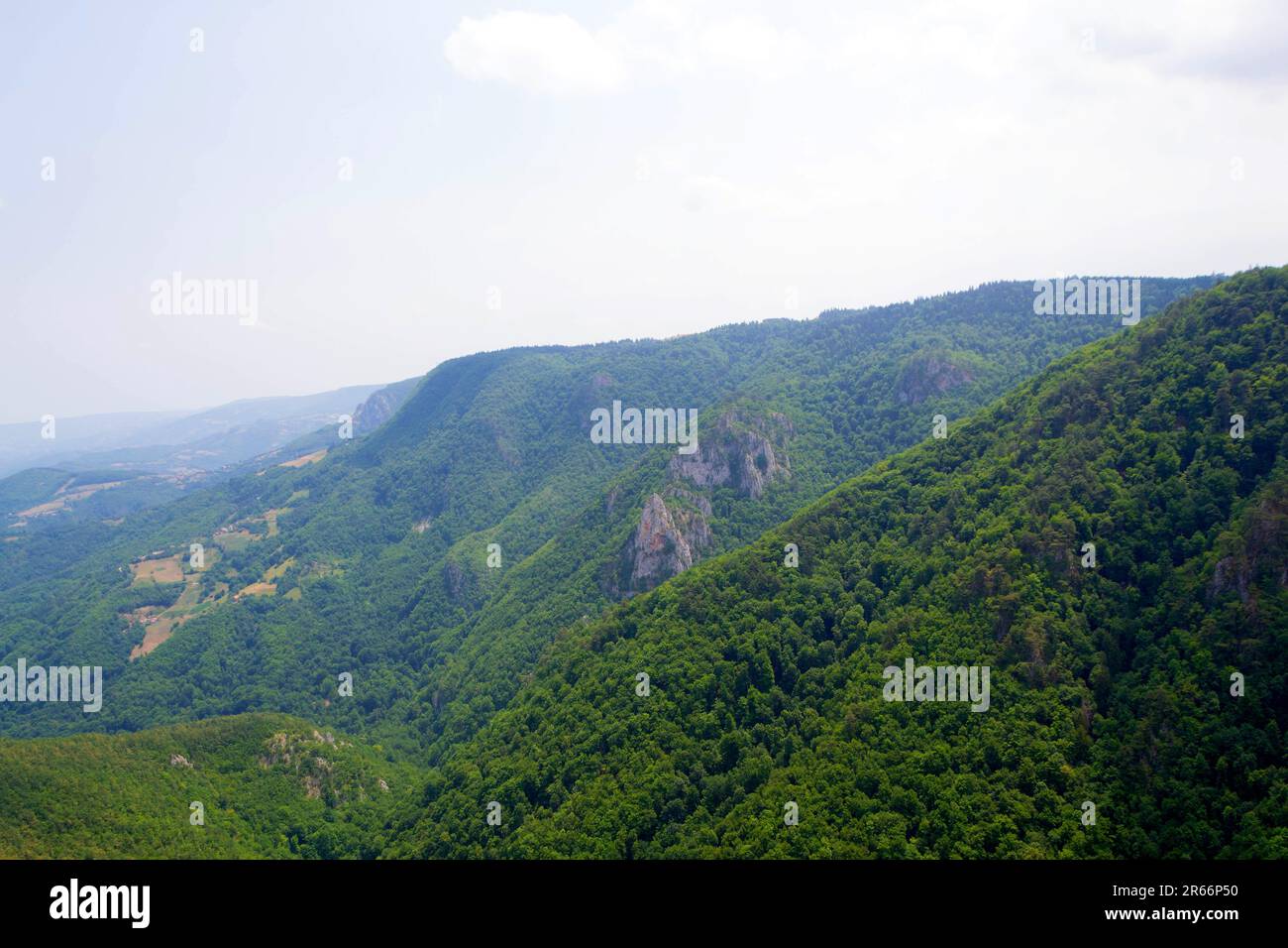 Bewundern Sie die majestätischen Berggipfel und tauchen Sie ein in die ruhige Pracht der unberührten Natur. Von diesem malerischen Aussichtspunkt aus werden Sie Zeuge der Harmoniestreben Stockfoto