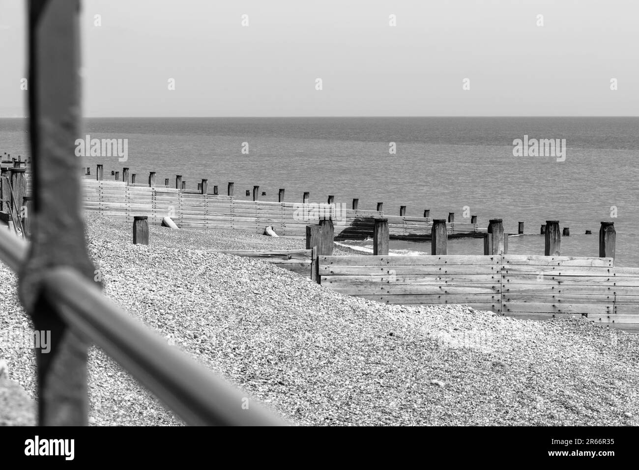 Eastbourne Beach an einem ruhigen, hellen Frühlingstag Stockfoto