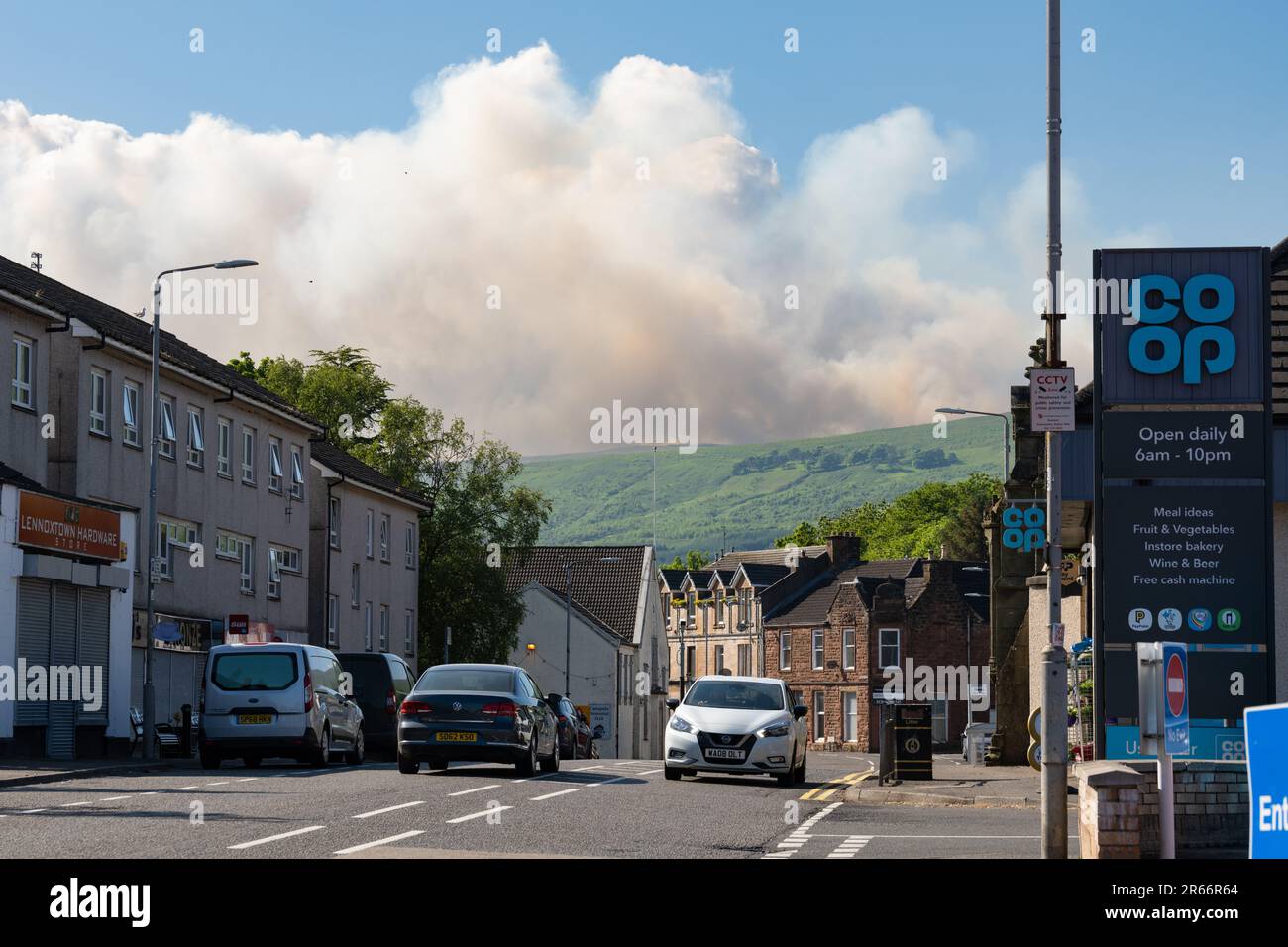 Lennoxtown, East Dunbartonshire, Schottland, Großbritannien. 7. Juni 2023. Der schottische Feuerwehr- und Rettungsdienst hat eine schottische Warnung vor einem „sehr hohen“ Wildbrandrisiko herausgegeben. Abbildung: Rauchwolken von einem Lauffeuer, das auf den Campsie Fells brannte, aus Sicht der Stadt Lennoxtown am späten Nachmittag. Scottish Fire and Rescue haben gesagt, dass „aufgrund von Wasserbomben mit dem Hubschrauber, wir empfehlen Anwohnern, die Gegend zu meiden und Fenster und Türen geschlossen zu halten“. Kredit: Kay Roxby/Alamy Live News Stockfoto