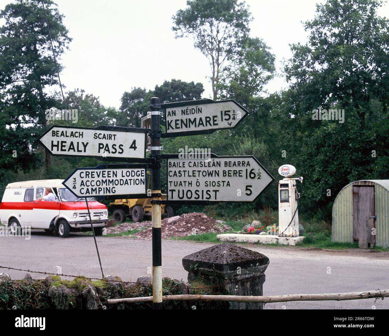 Irland. County Kerry. Wegweiser bei Lauragh. Stockfoto